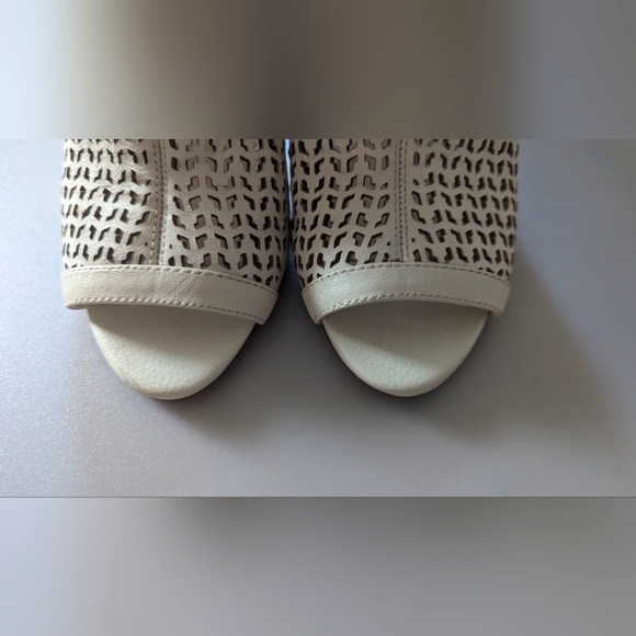 Designer Vince Camuto Perforated Leather Peep Toe Sandals. Size 5M/35 Like New! - Picture 11 of 16